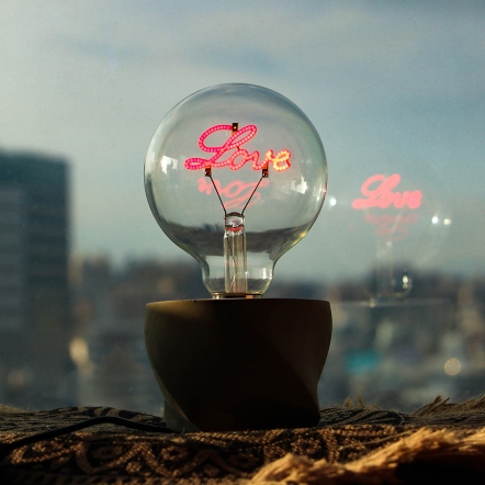 曙MUSE｜幾何旋轉水泥桌燈LOVE燈泡款